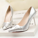POINTED SOLID PATENT LEATHER PUMPS