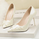 POINTED SOLID PATENT LEATHER PUMPS