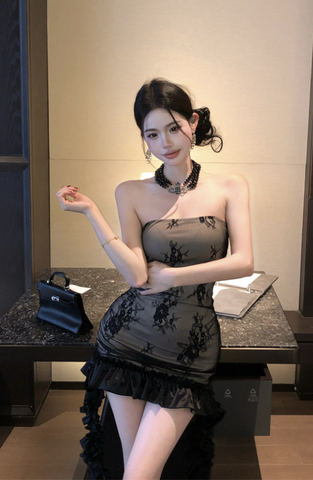 Stylish Strapless Dress with Floral Lace and Ruffled Hem