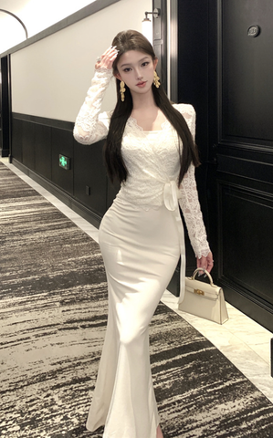 Stylish Long - Sleeved Ivory Gown with Delicate Lace Design