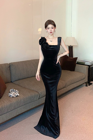 Elegant Black Velvet Evening Gown with Flower Accen