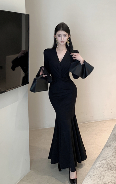 Elegant Black Mermaid Gown with Bell - Shaped Sleeves