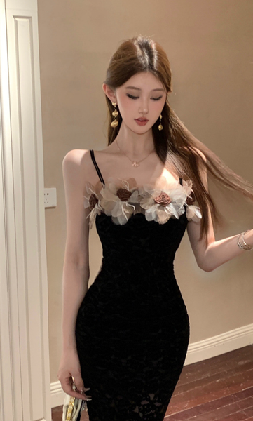 Stylish Sleeveless Black Gown with Lace Detailing