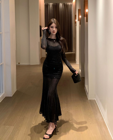 Hot girl sparkling slim fishtail dress