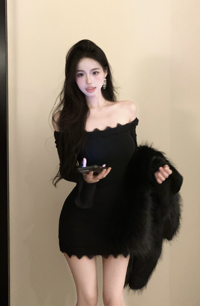 Elegant Black Bodycon Dress with Delicate Lace Trim Detail