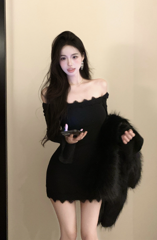 Elegant Black Bodycon Dress with Delicate Lace Trim Detail