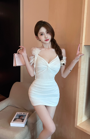 Elegant Off - the - Shoulder Sling Mini Dress in Pure White