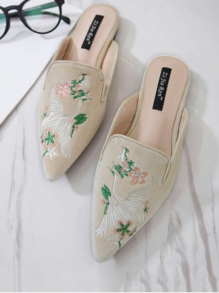 Fashion Velvet Embroidered Pointed Toe Slippers