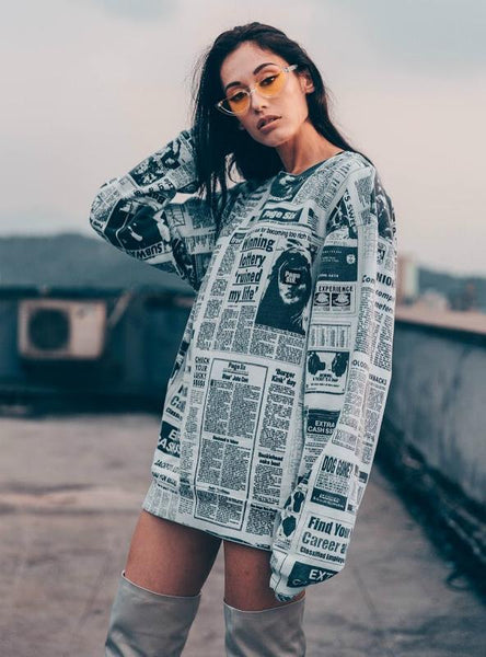 NEWSPAPER PRINT LOOSE LONG SLEEVE CREWNECK WOMAN